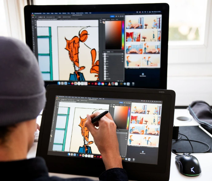 Illustrateur travaillant sur une planche de dessin